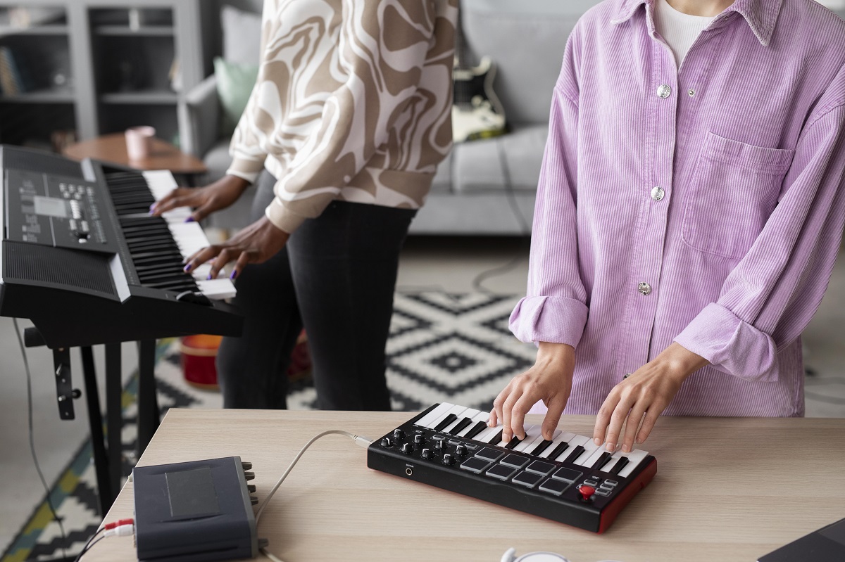 Duas mulheres tocando e analisando teclado musical