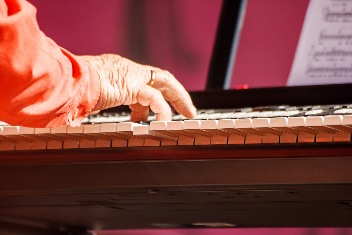 Mão recortada tocando piano