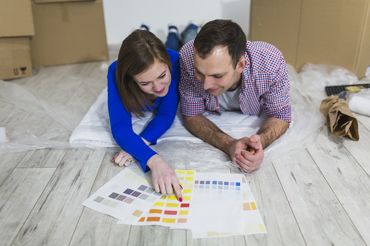 Mulher e homem vendo cores para reforma de apartamento