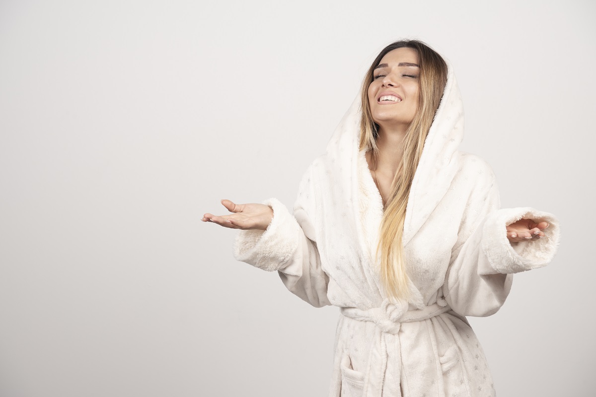 Mulher feliz com seu roupão
